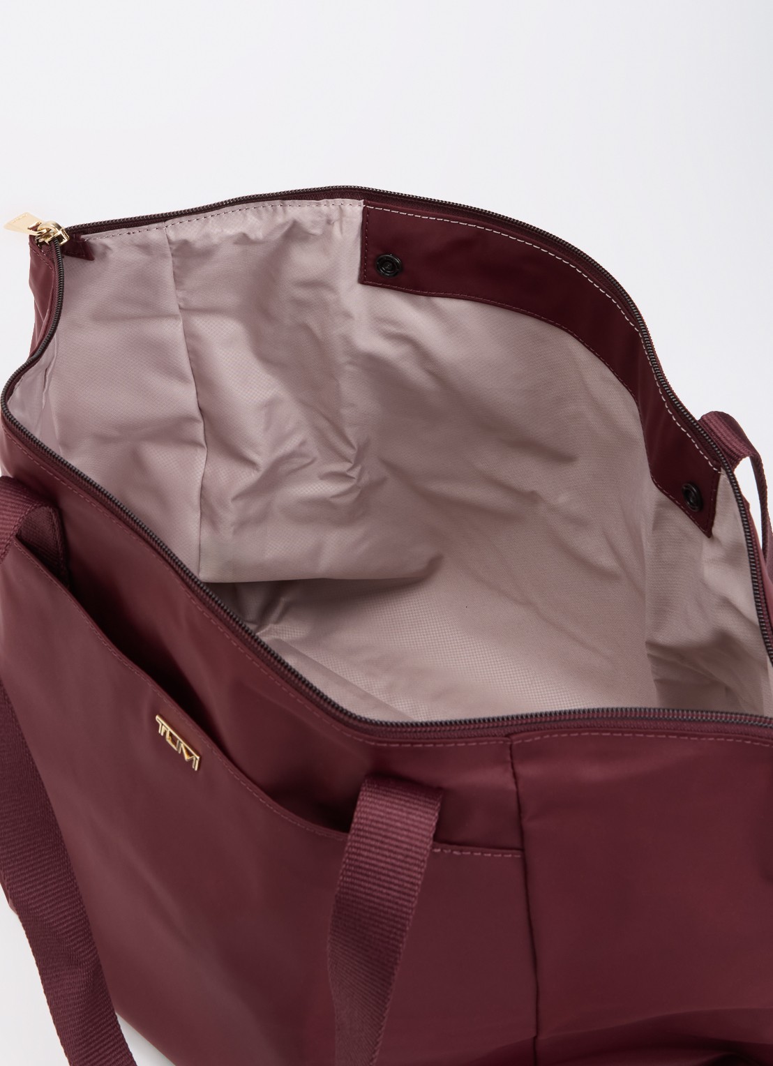 TUMI Just In Case Medium schoudertas met uitneembaar etui - detail 2 bordeauxrood