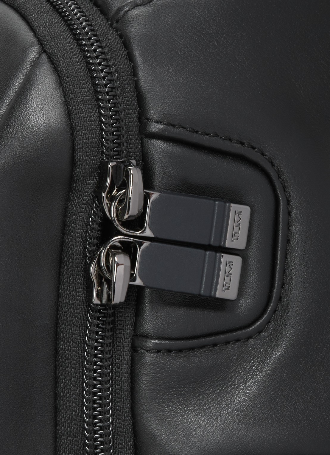 TUMI Rugzak van leer met 16 inch laptopvak - detail 6 zwart