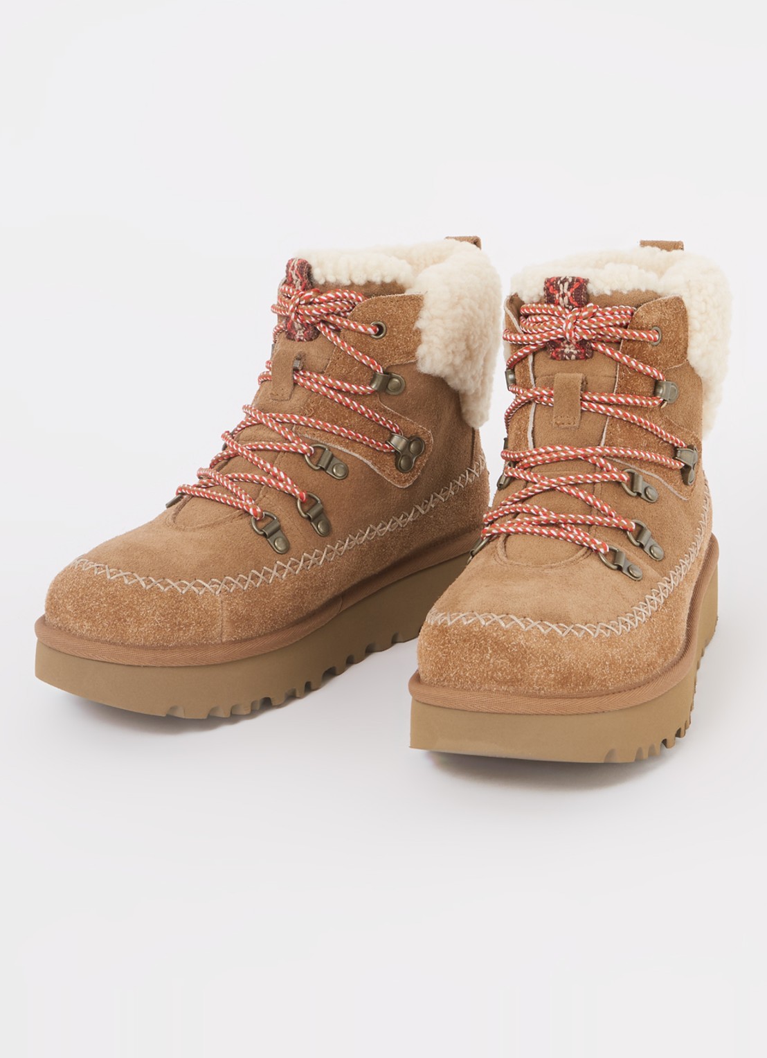 UGG Classic Alpine Lace-Up veterboot van suède - detail 2 camel