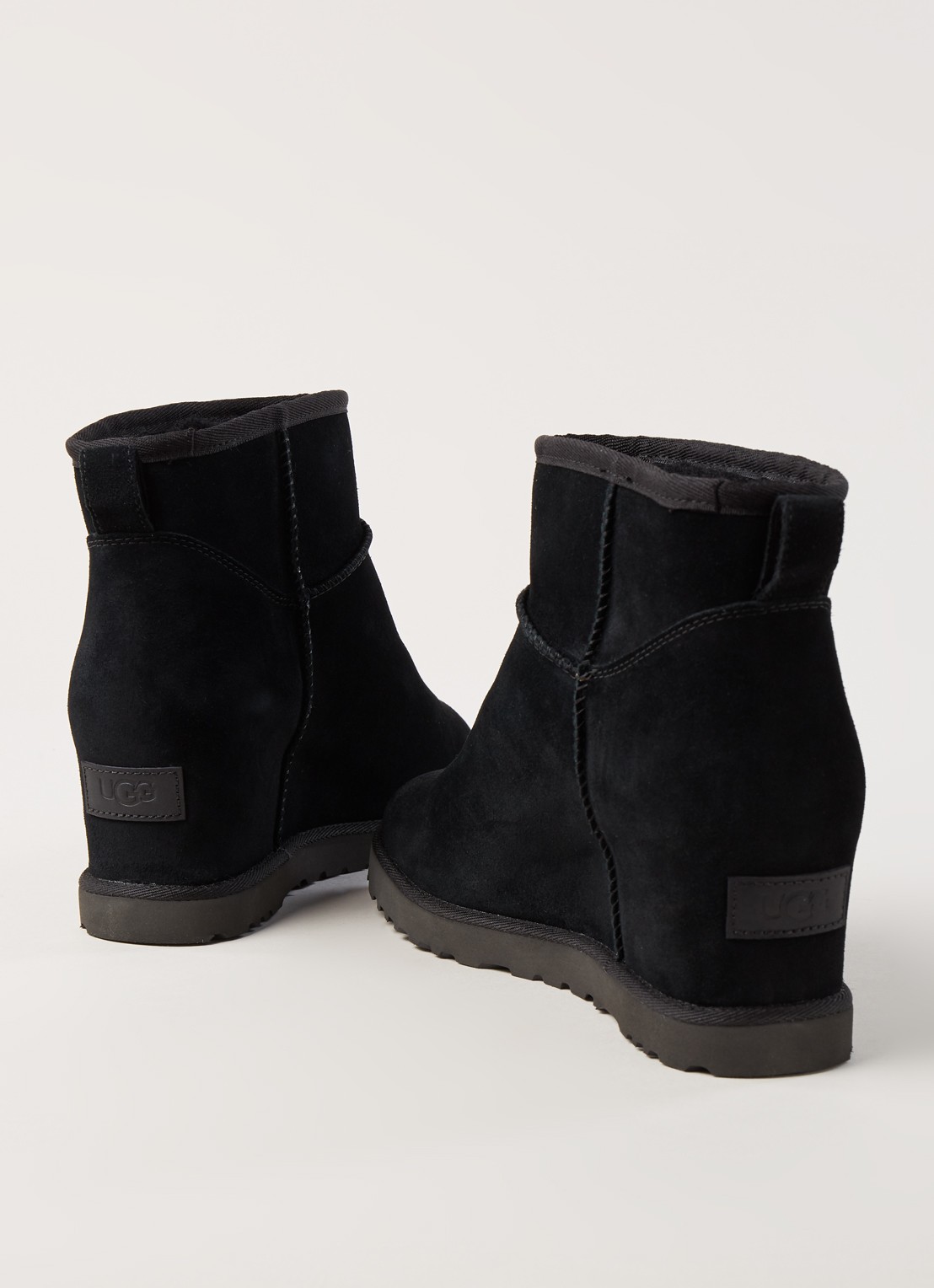UGG Classic Femme Mini enkellaarsje van suède - detail 3 zwart