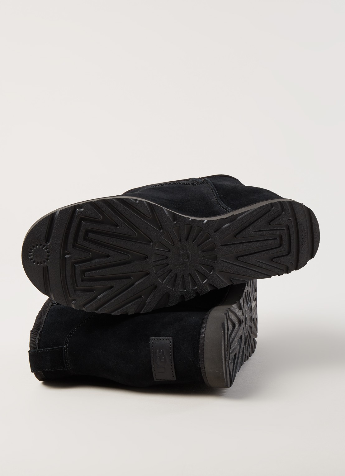 UGG Classic Femme Mini enkellaarsje van suède - detail 5 zwart