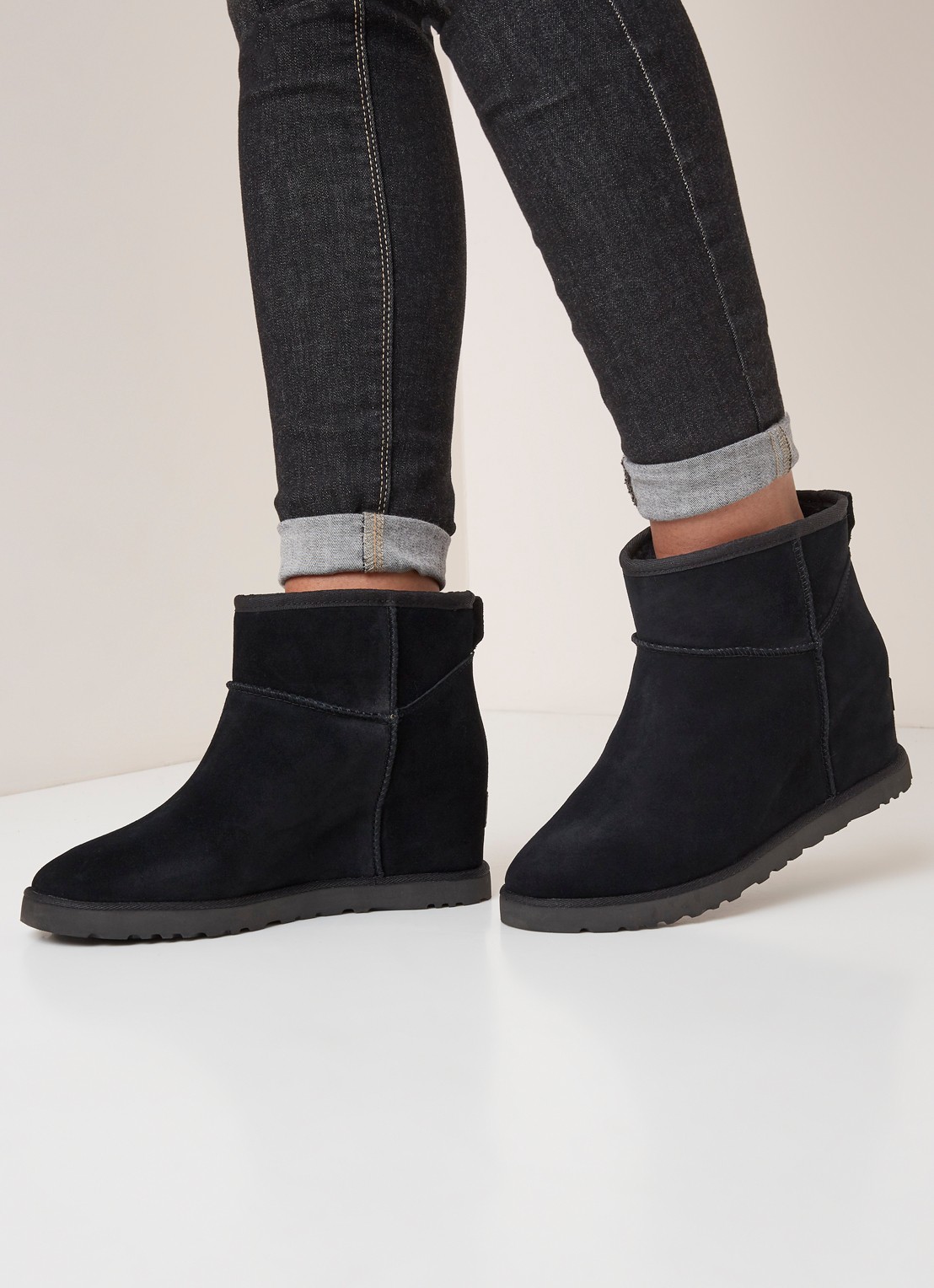 UGG Classic Femme Mini enkellaarsje van suède - voorkant 2 zwart