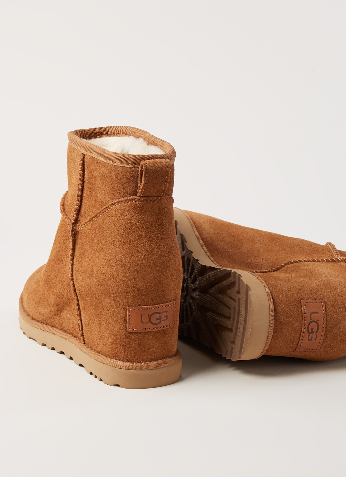 UGG Classic Femme Mini enkellaarsje van suède - detail kastanjebruin