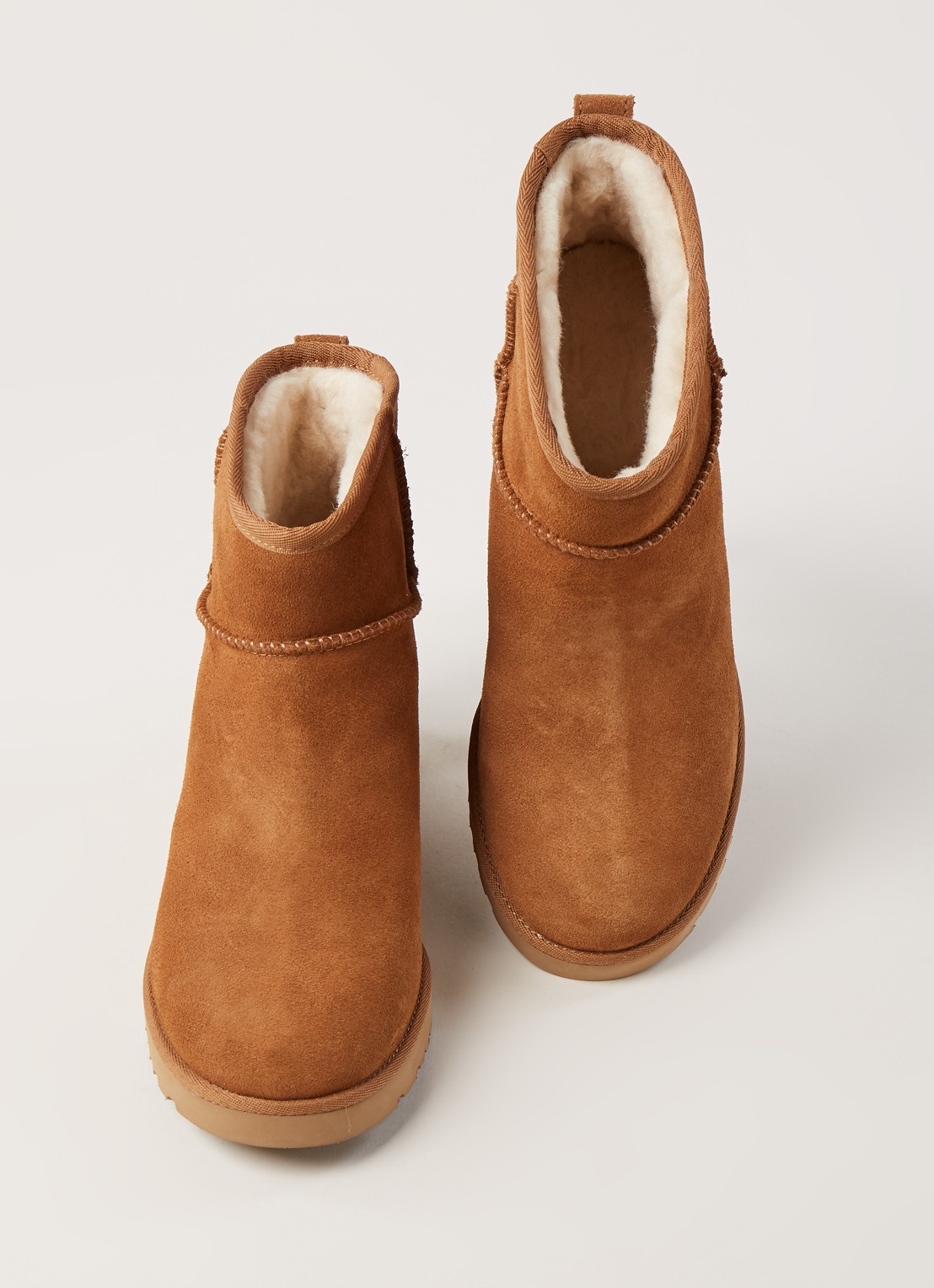 UGG Classic Femme Mini enkellaarsje van suède - detail 2 kastanjebruin