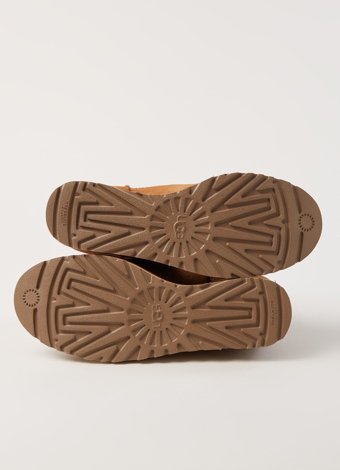 UGG Classic Femme Mini enkellaarsje van suède - detail 3 kastanjebruin