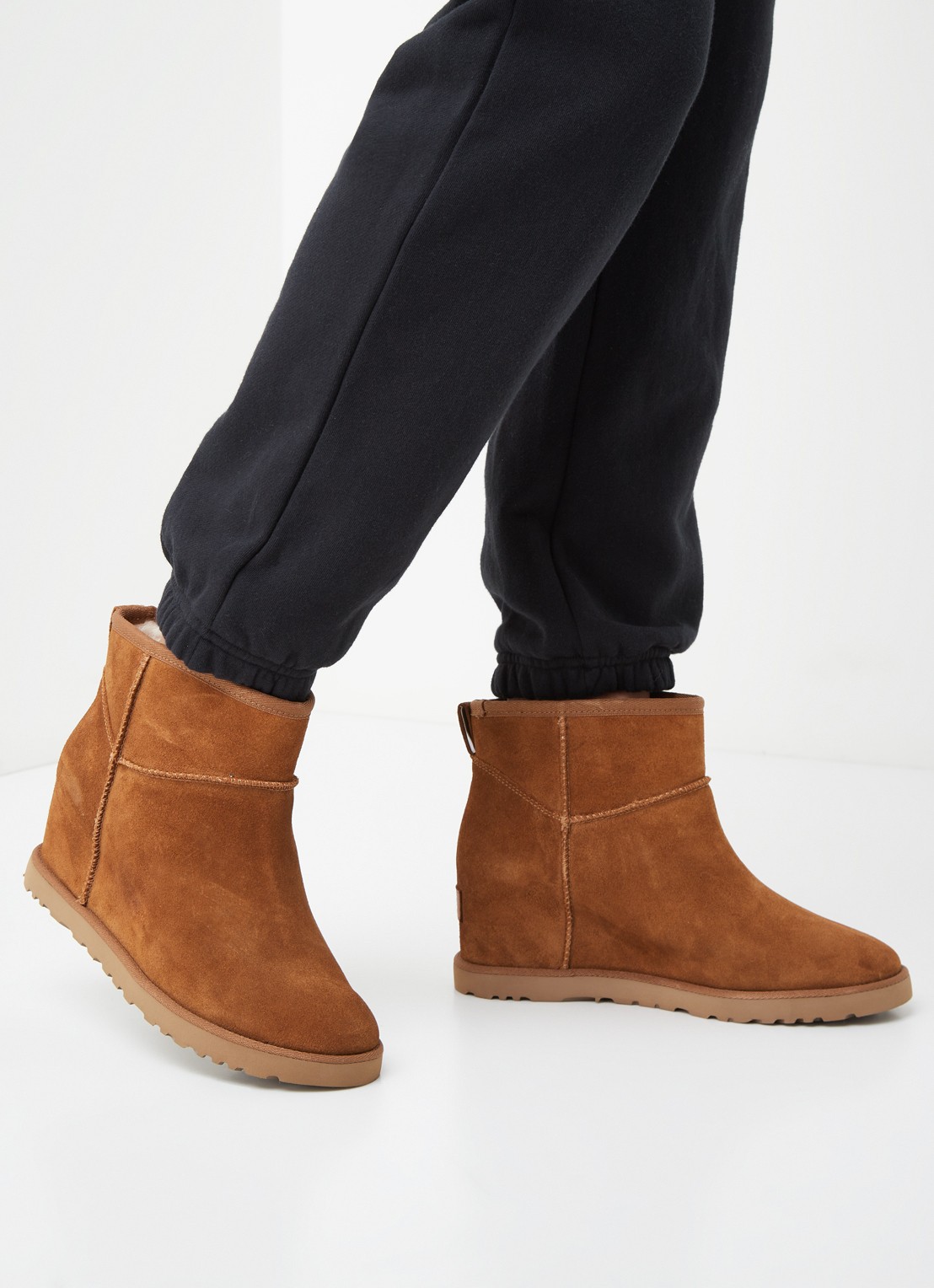 UGG Classic Femme Mini enkellaarsje van suède - voorkant 5 kastanjebruin