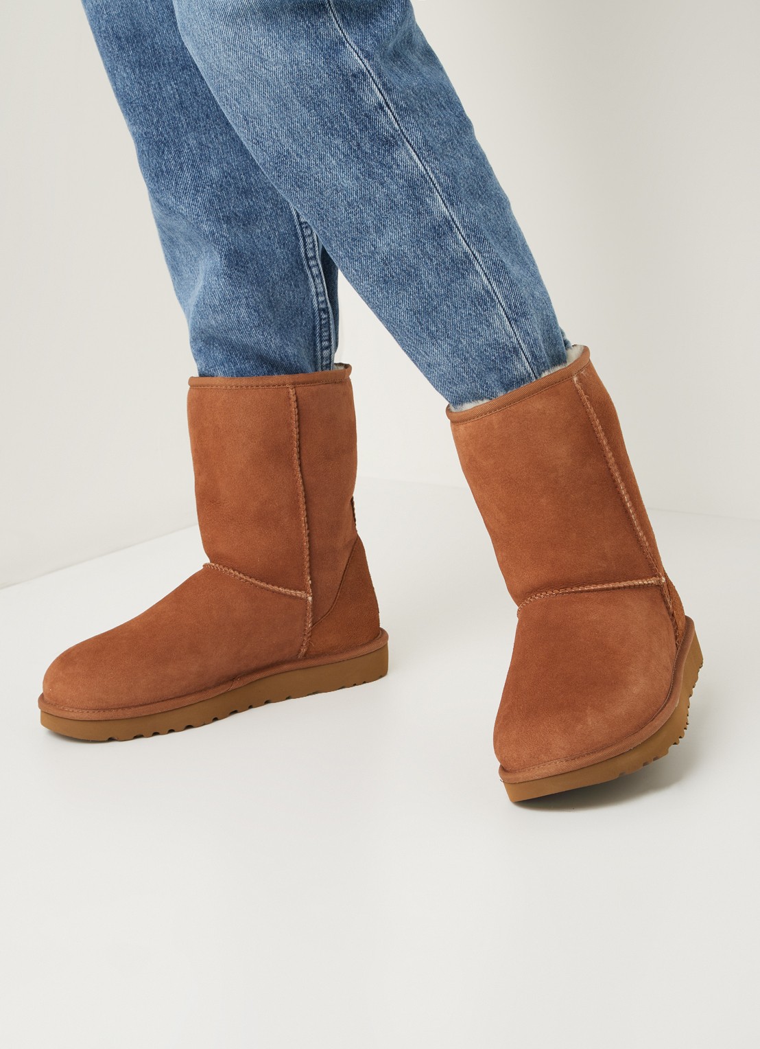 UGG Classic II Short enkellaarsje van suède - voorkant 5 cognac