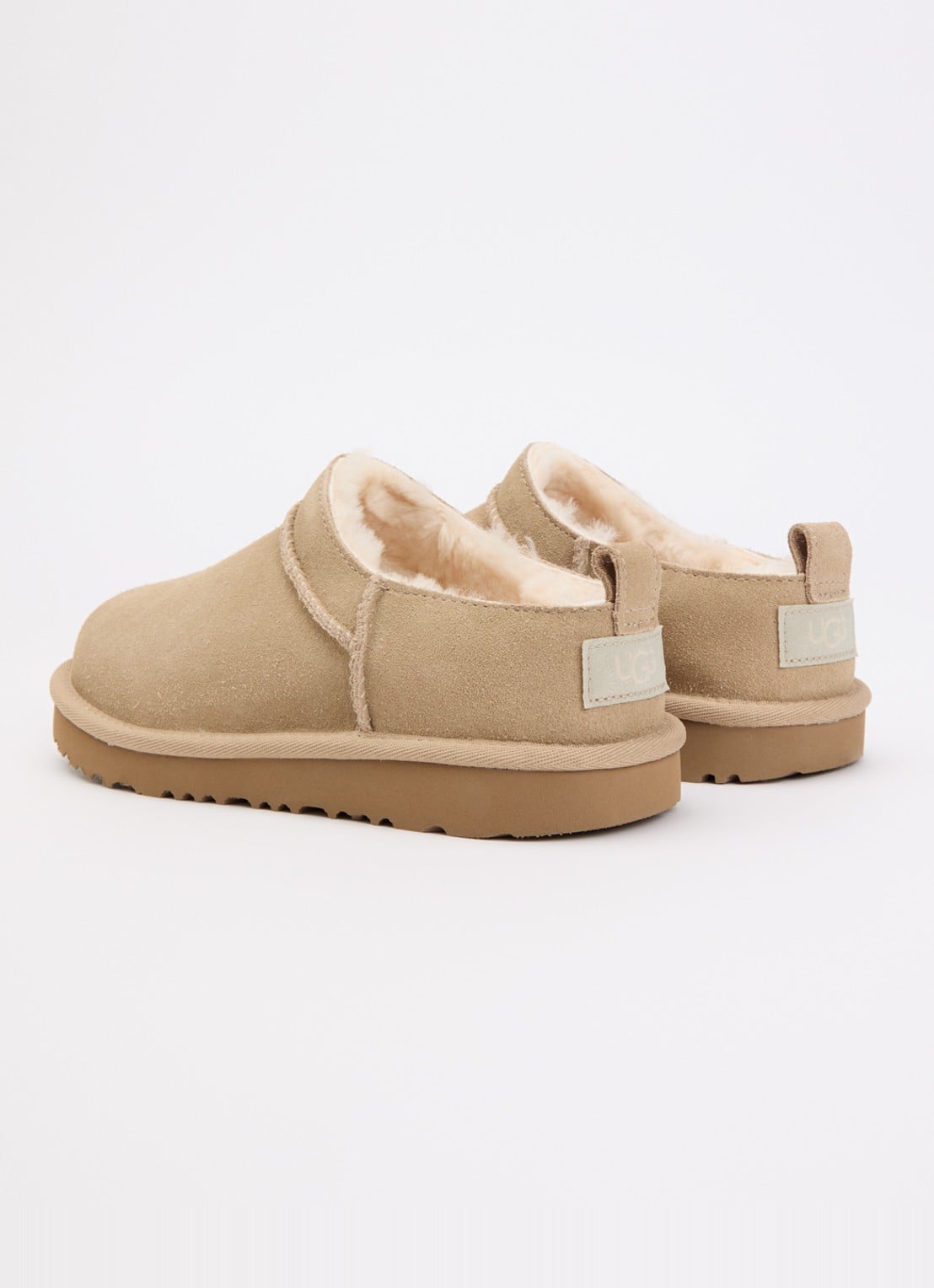 UGG Classic Micro instapper van suède - achterkant beige