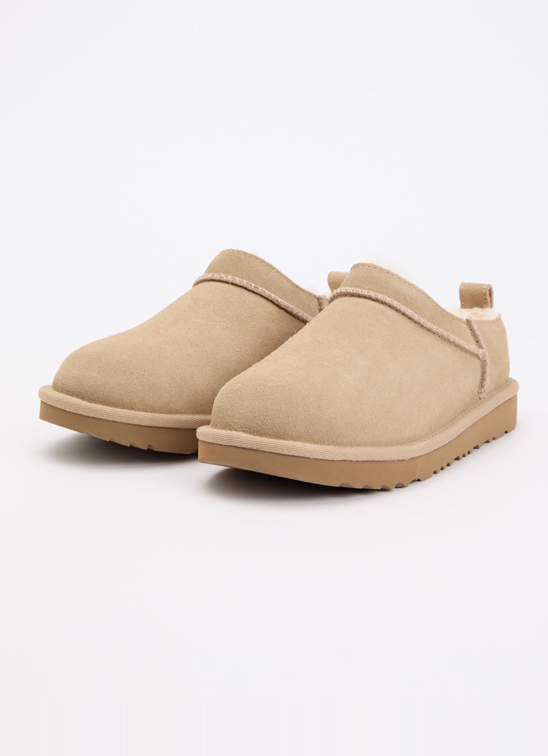 UGG Classic Micro instapper van suède - voorkant 3 beige