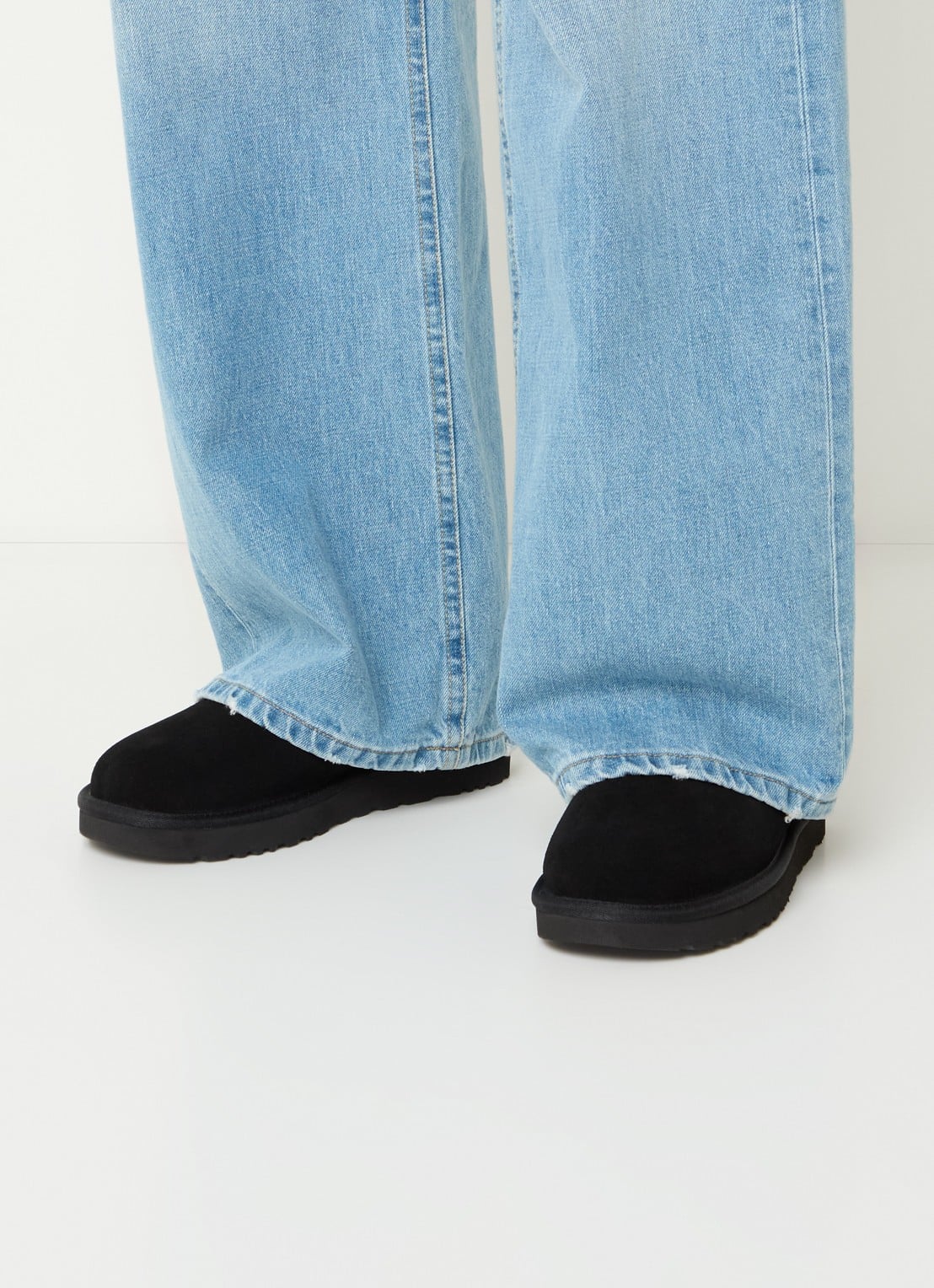 UGG Classic Micro instapper van suède - voorkant 5 zwart
