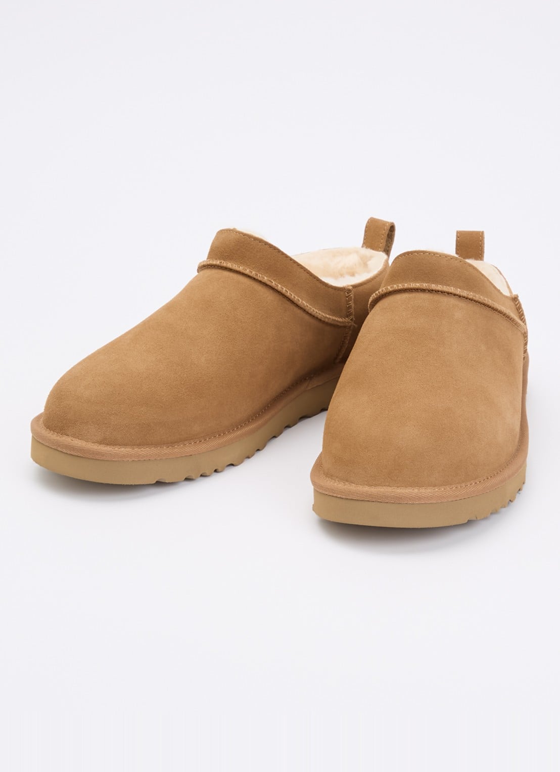 UGG Classic Micro instapper van suède - detail camel