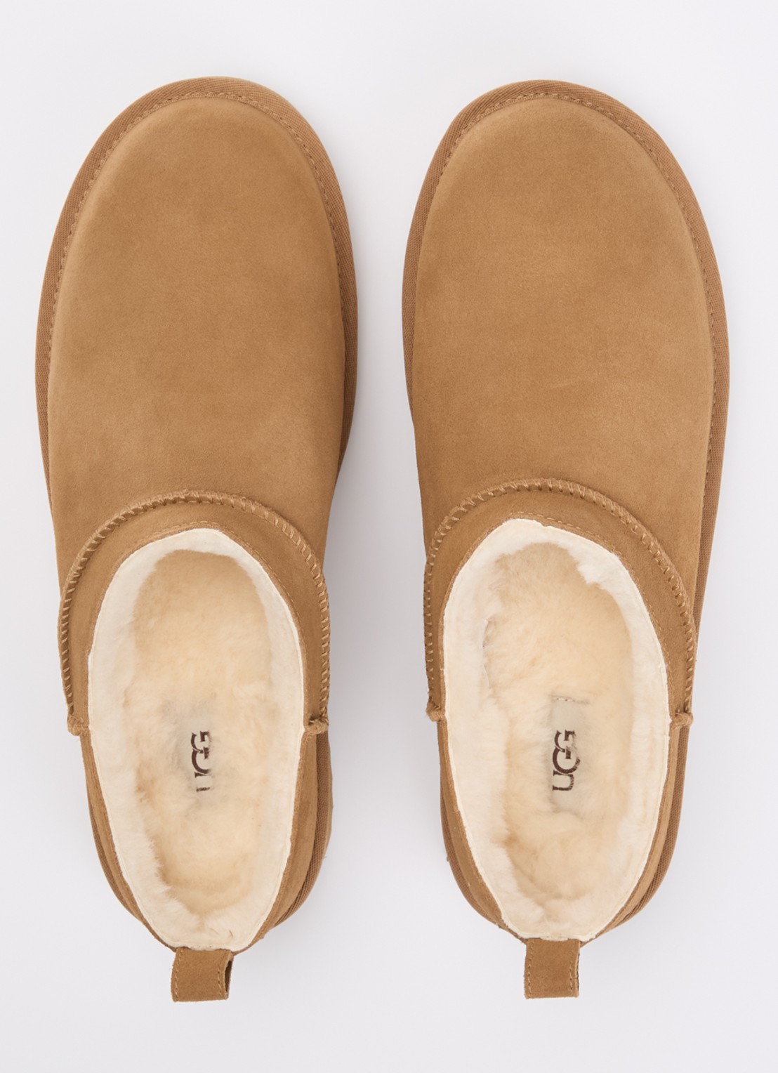 UGG Classic Micro instapper van suède - detail 2 camel