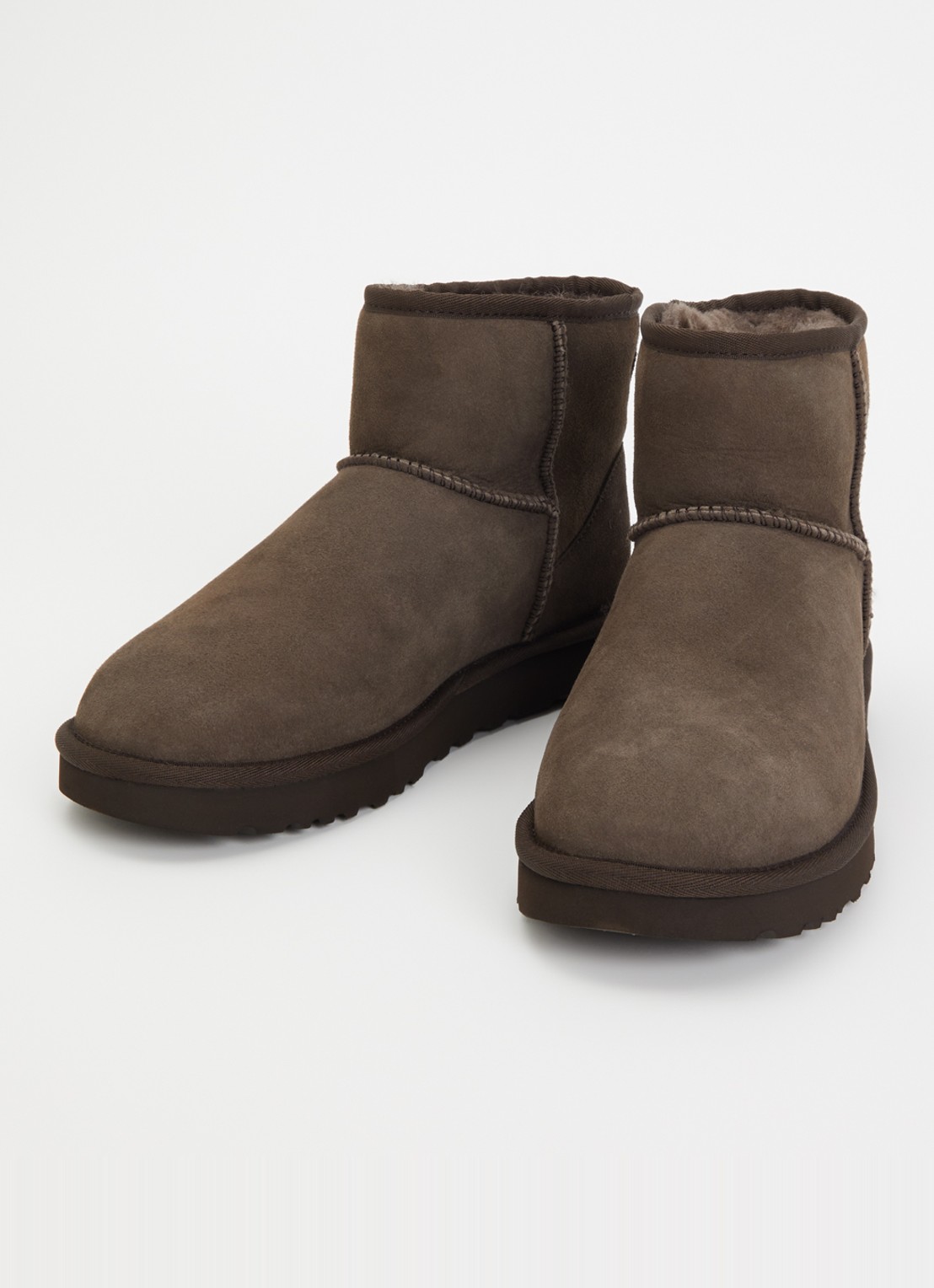 UGG Classic Mini enkellaarsje van suède - detail 3 donkerbruin
