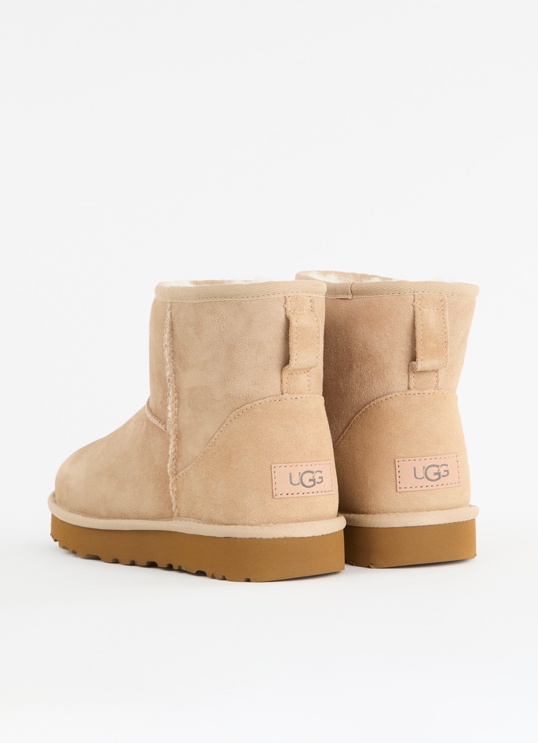 UGG Classic Mini enkellaarsje van suède - achterkant 2 camel