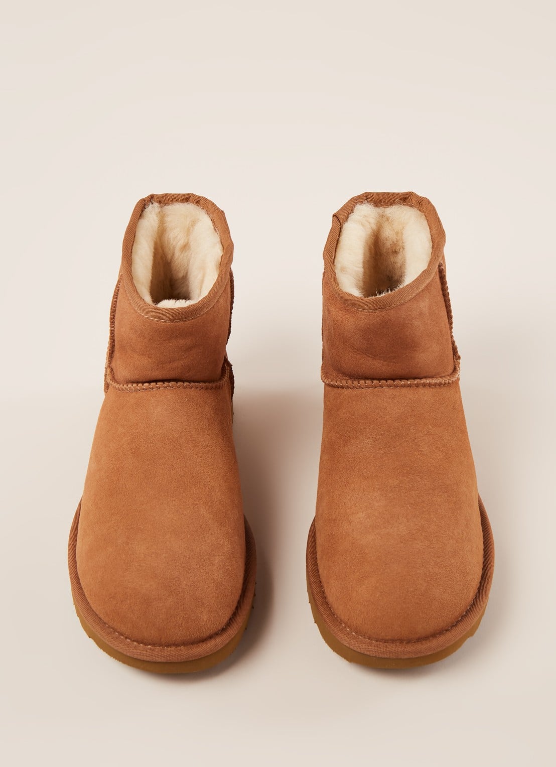 UGG Classic Mini enkellaarsje van suède - detail 2 cognac