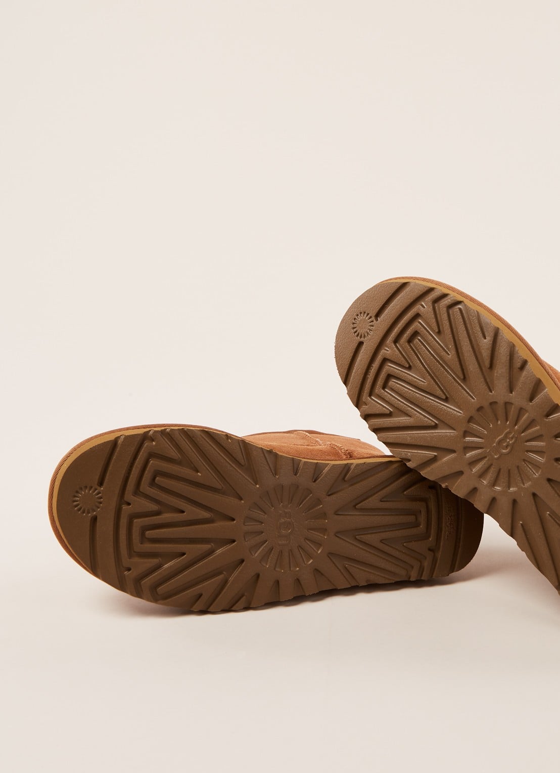 UGG Classic Mini enkellaarsje van suède - detail 3 cognac