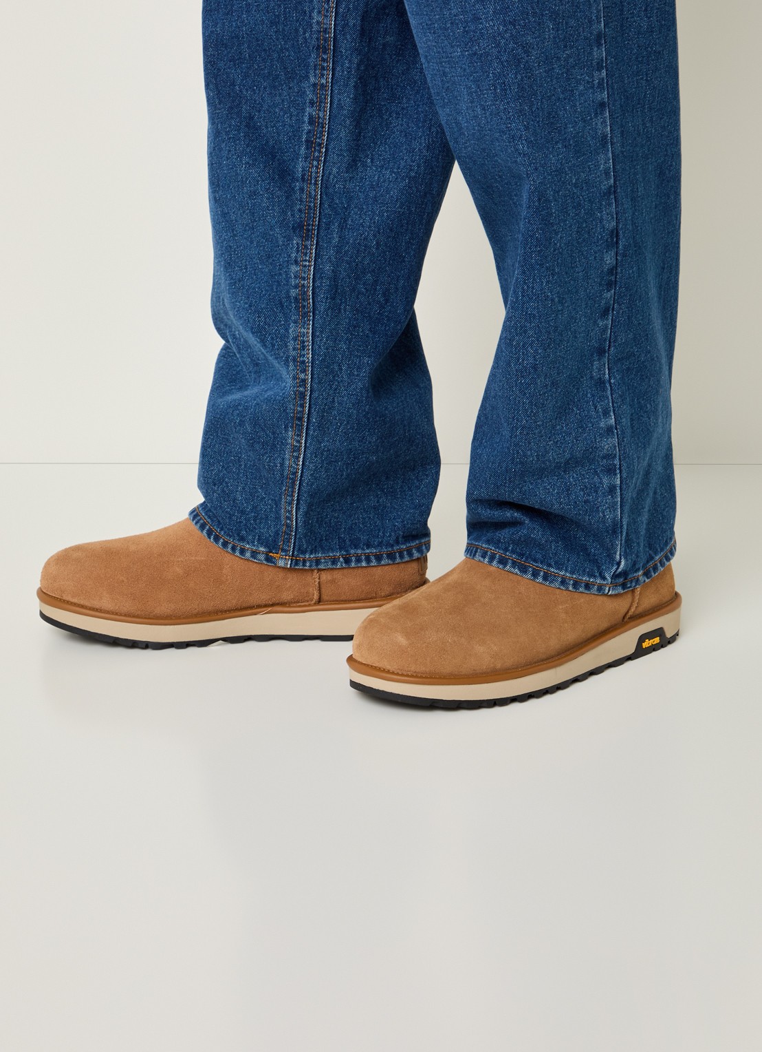 UGG Classic Mini GTX laars van suède - voorkant 2 camel
