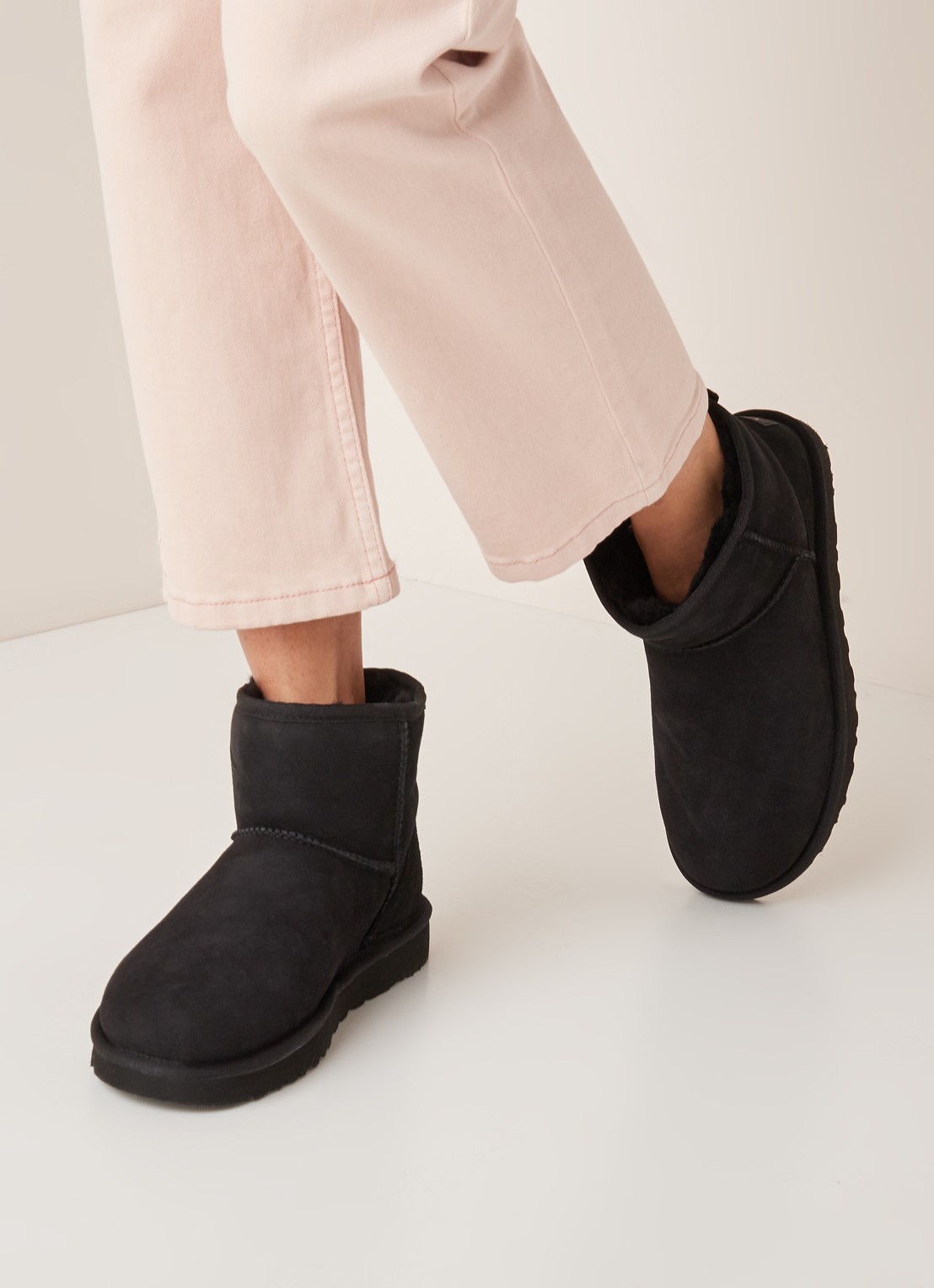 UGG Classic Mini II enkellaarsje van suède - voorkant 2 zwart