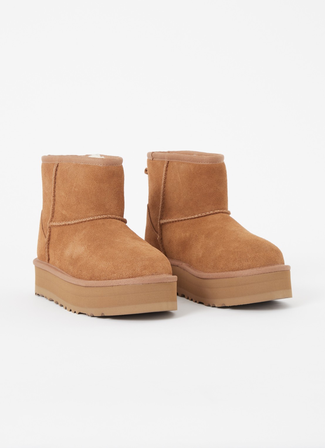 UGG Classic Mini Platform enkellaarsje van suède  - voorkant 4 cognac