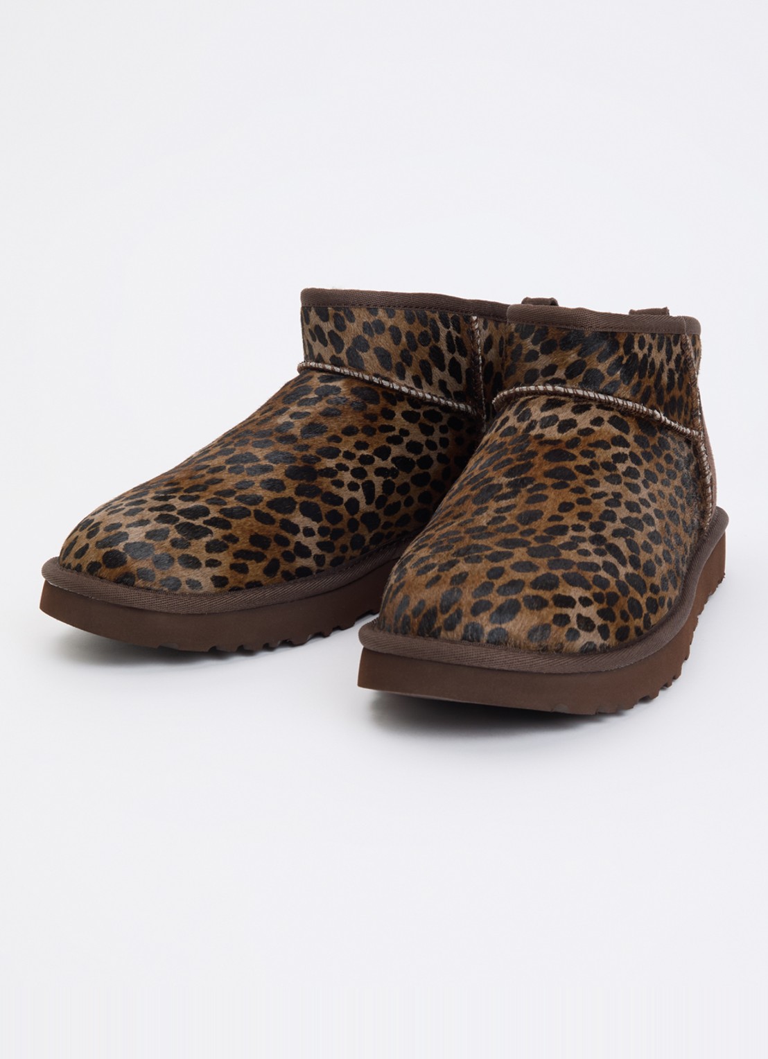 UGG Classic Ultra Mini Caspian enkellaarsje van kalfshaar met panterprint - detail 3 bruin