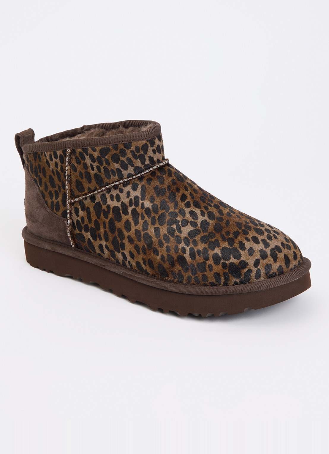 UGG Classic Ultra Mini Caspian enkellaarsje van kalfshaar met panterprint - voorkant 2 bruin