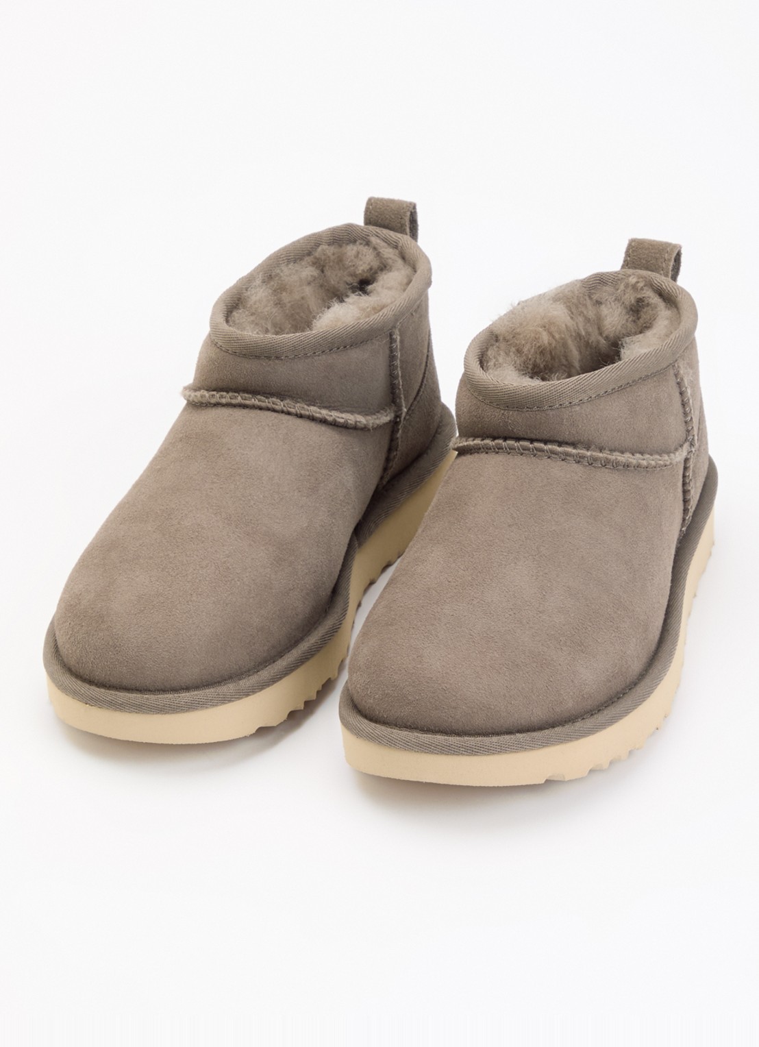 UGG Classic Ultra Mini enkellaarsje van suède - detail 2 taupe