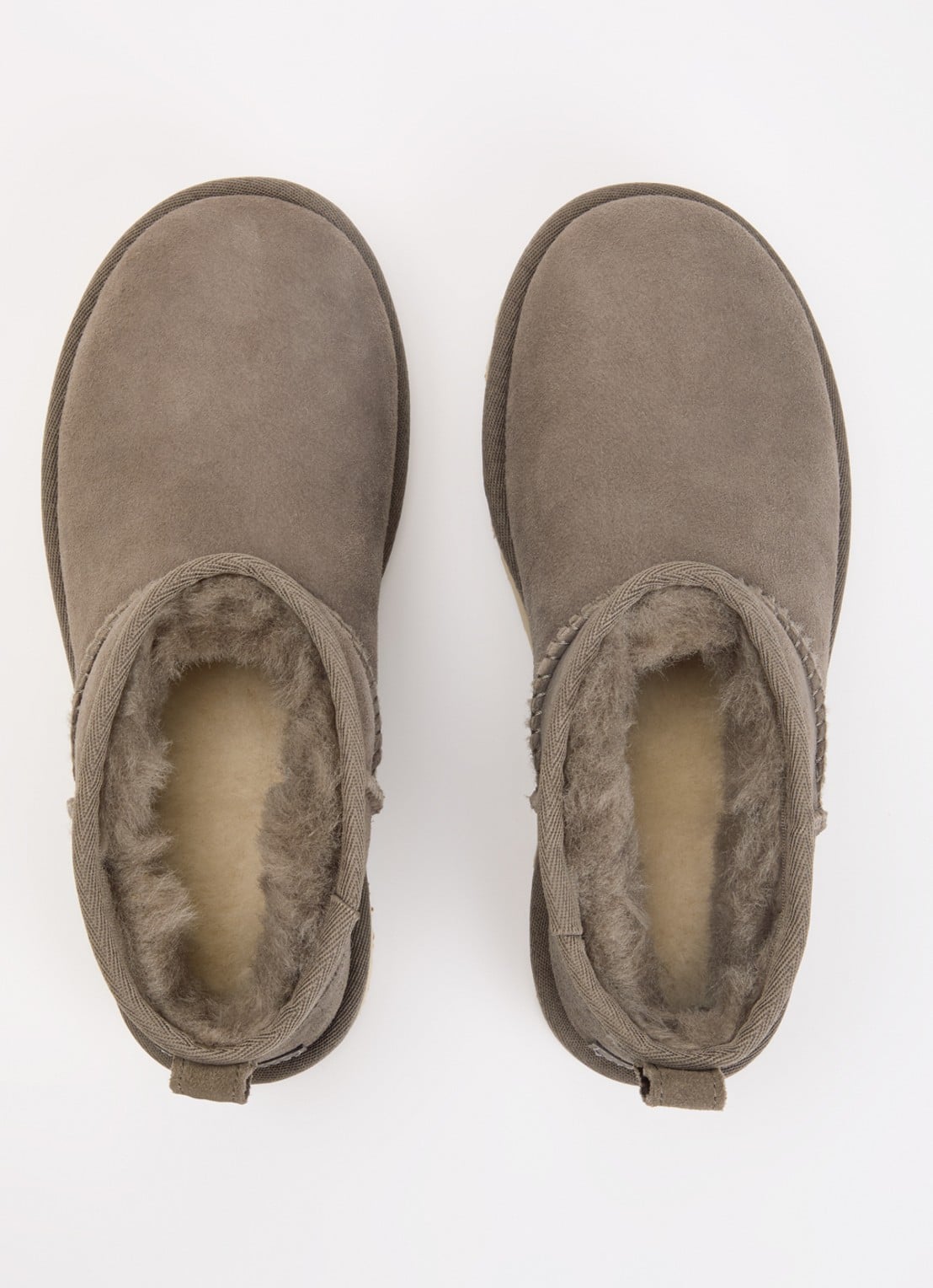 UGG Classic Ultra Mini enkellaarsje van suède - detail 3 taupe
