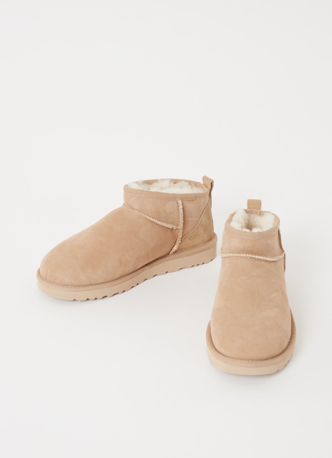 UGG Classic Ultra Mini enkellaarsje van suède - detail zand