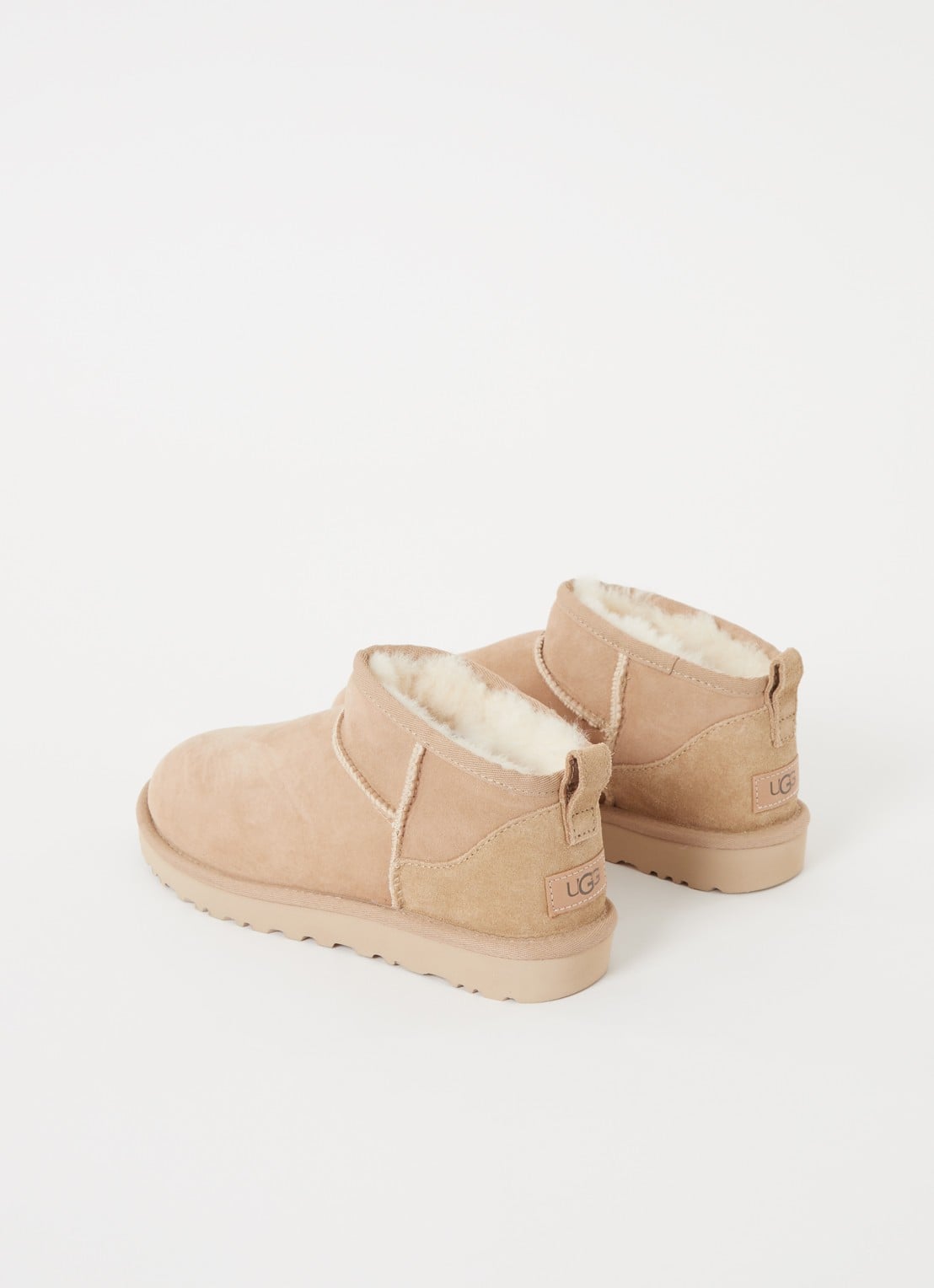 UGG Classic Ultra Mini enkellaarsje van suède - detail 2 zand