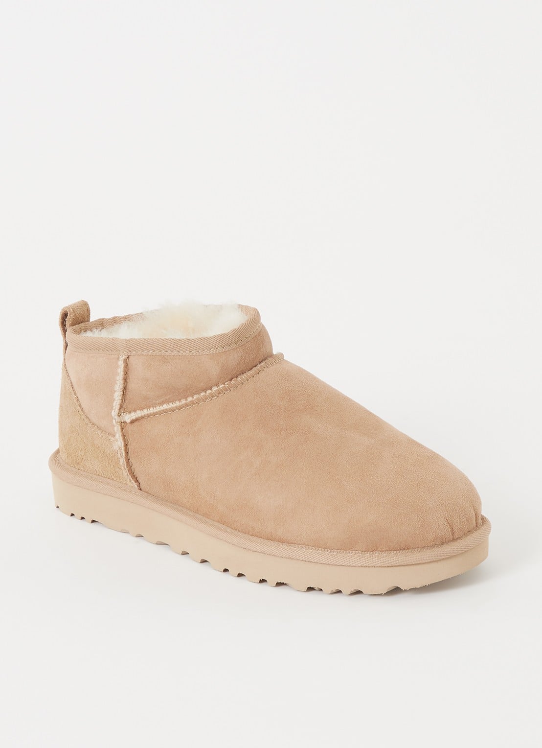 UGG Classic Ultra Mini enkellaarsje van suède - voorkant 4 zand