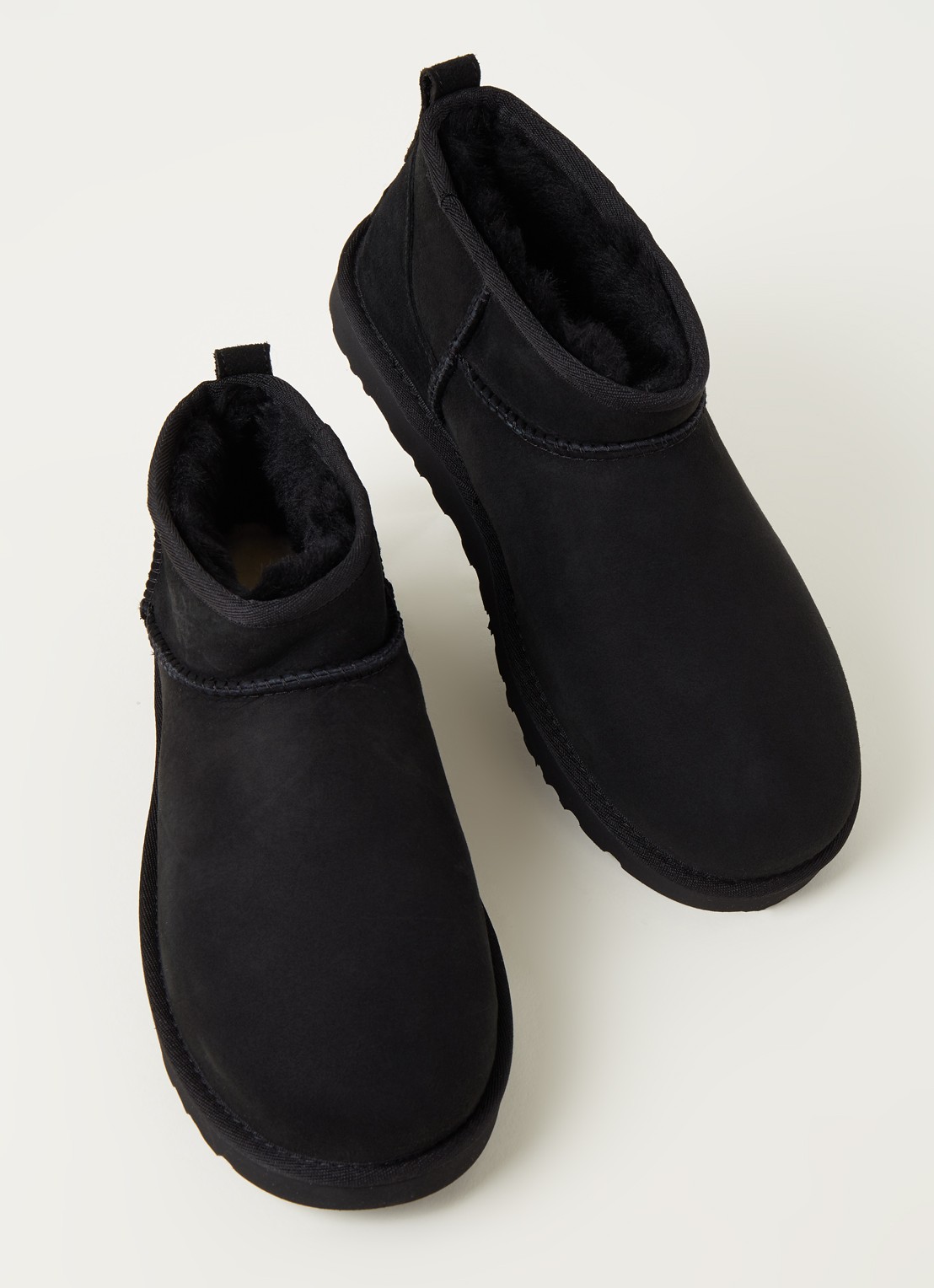 UGG Classic Ultra Mini enkellaarsje van suède - detail zwart