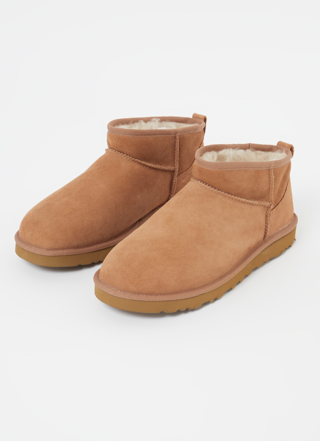 UGG Classic Ultra Mini enkellaarsje van suède - detail roestbruin