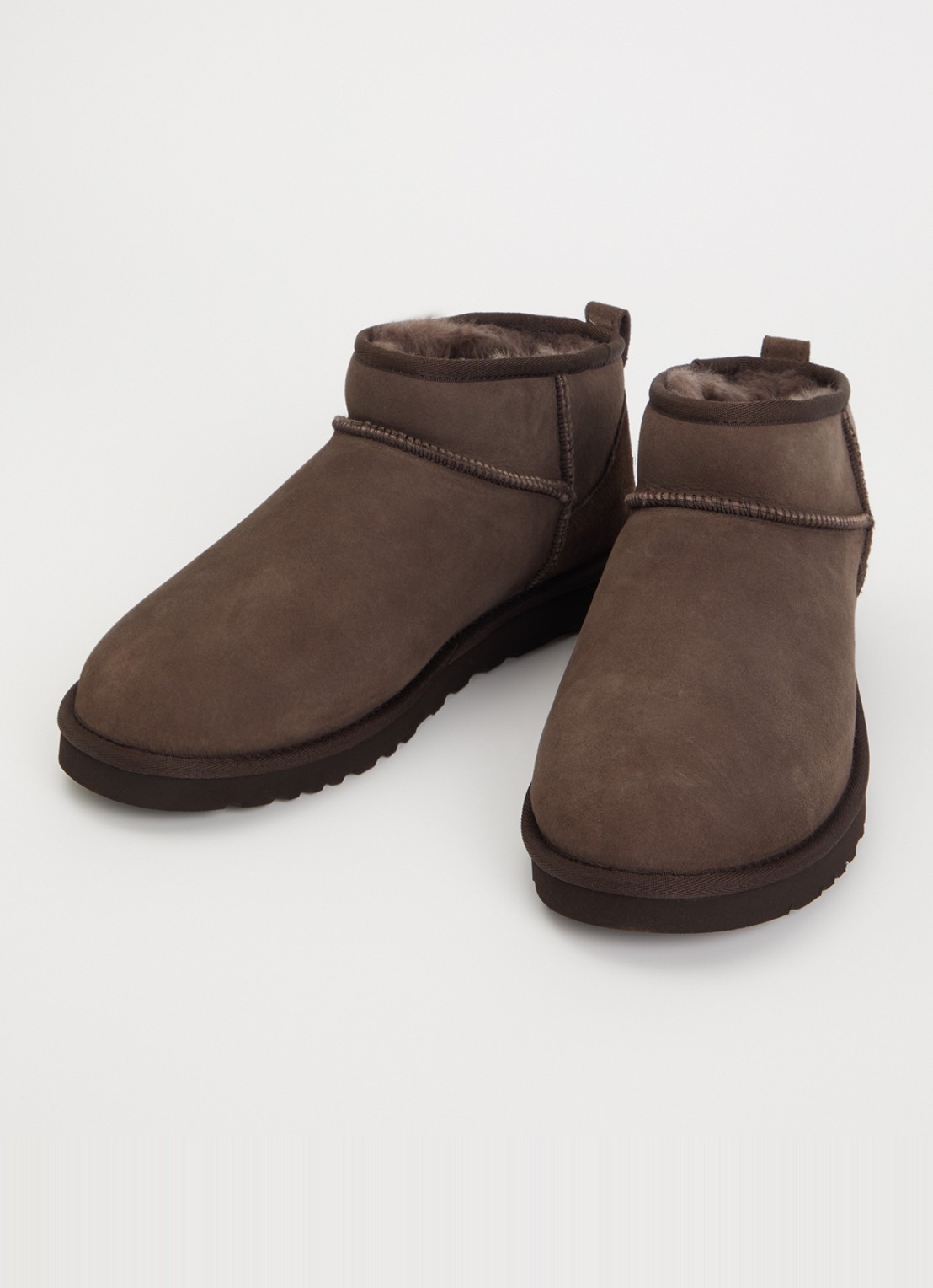 UGG Classic Ultra Mini enkellaarsje van suède - detail antraciet