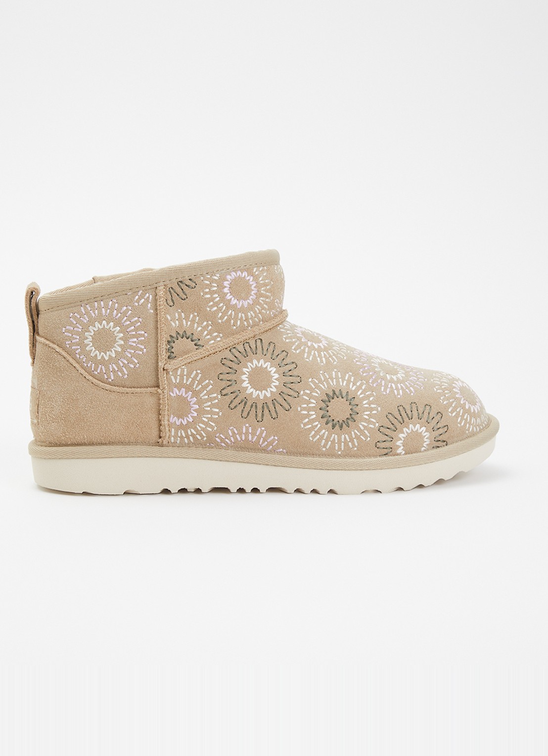 UGG Classic Ultra Mini Sun Stitch enkellaarsje van suède - voorkant 3 khaki