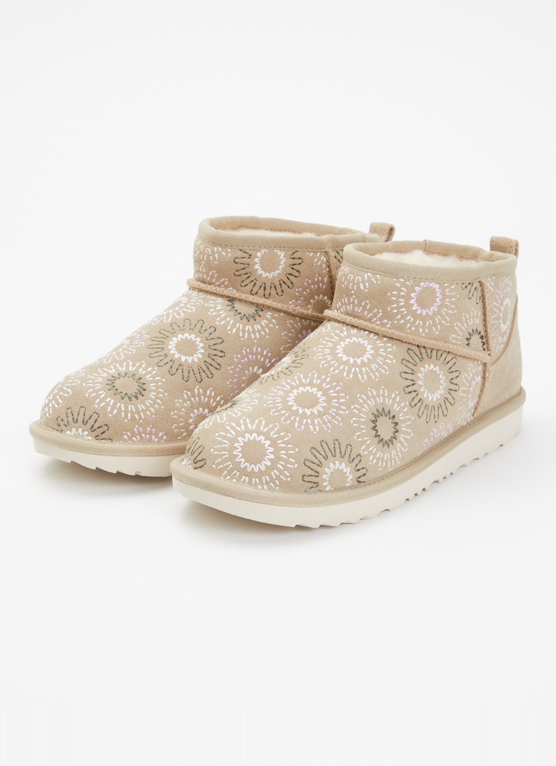 UGG Classic Ultra Mini Sun Stitch enkellaarsje van suède - voorkant 4 khaki