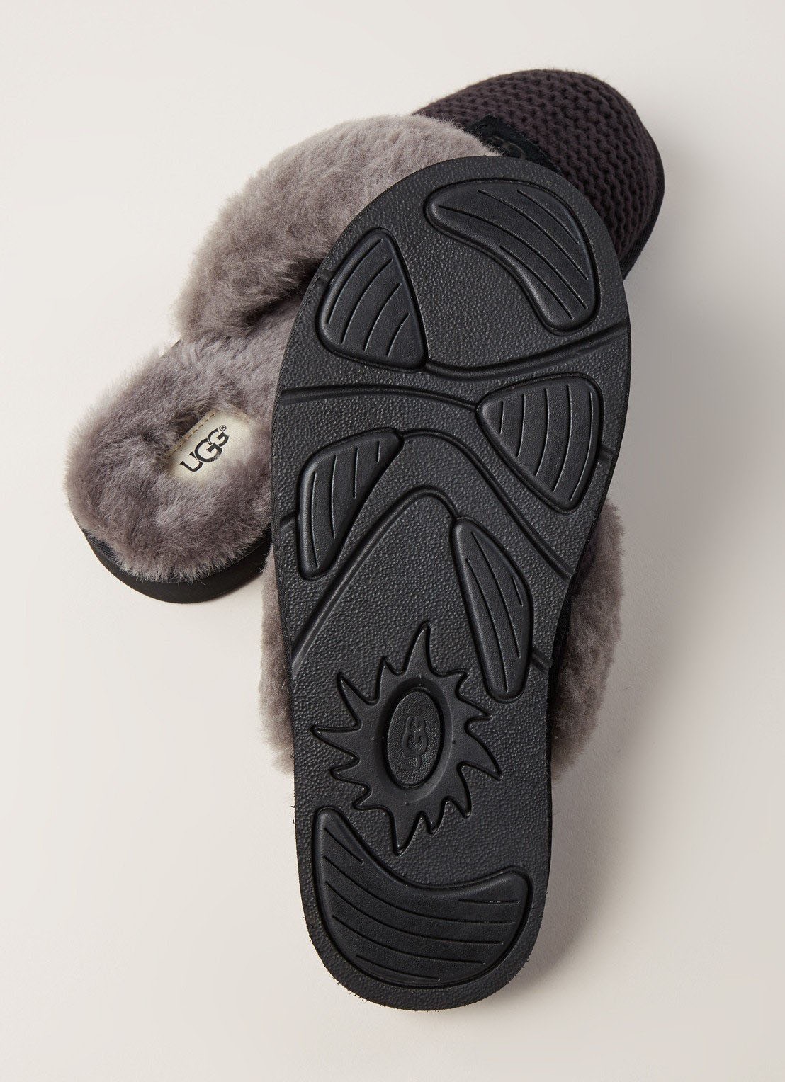 UGG Cozy Knit pantoffel met schapenvacht details - detail zwart
