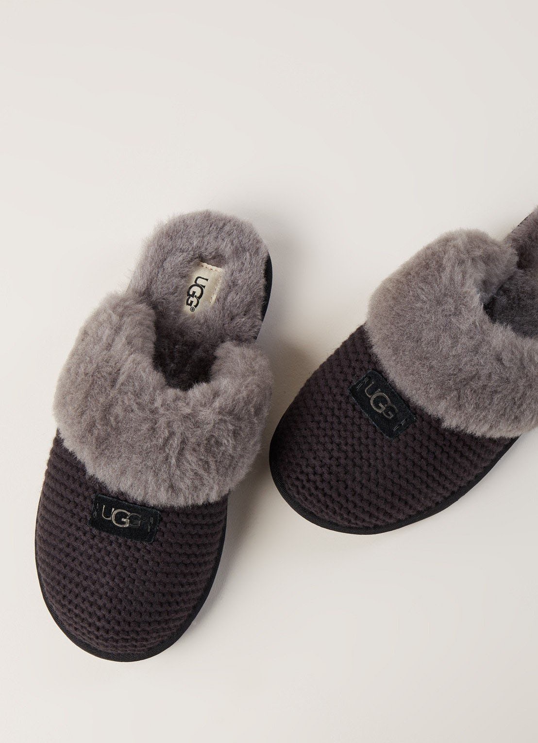 UGG Cozy Knit pantoffel met schapenvacht details - detail 2 zwart