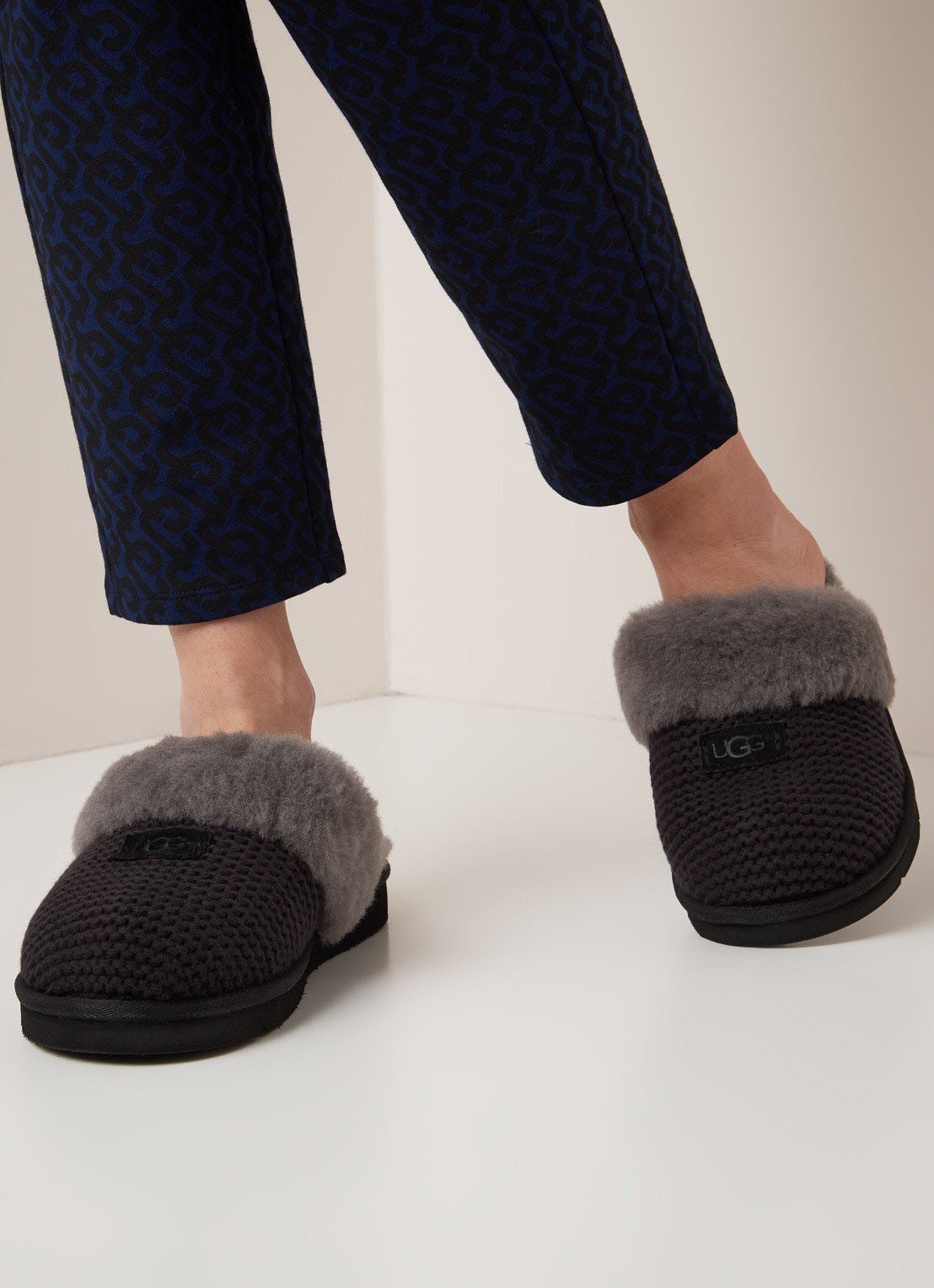 UGG Cozy Knit pantoffel met schapenvacht details - voorkant 4 zwart