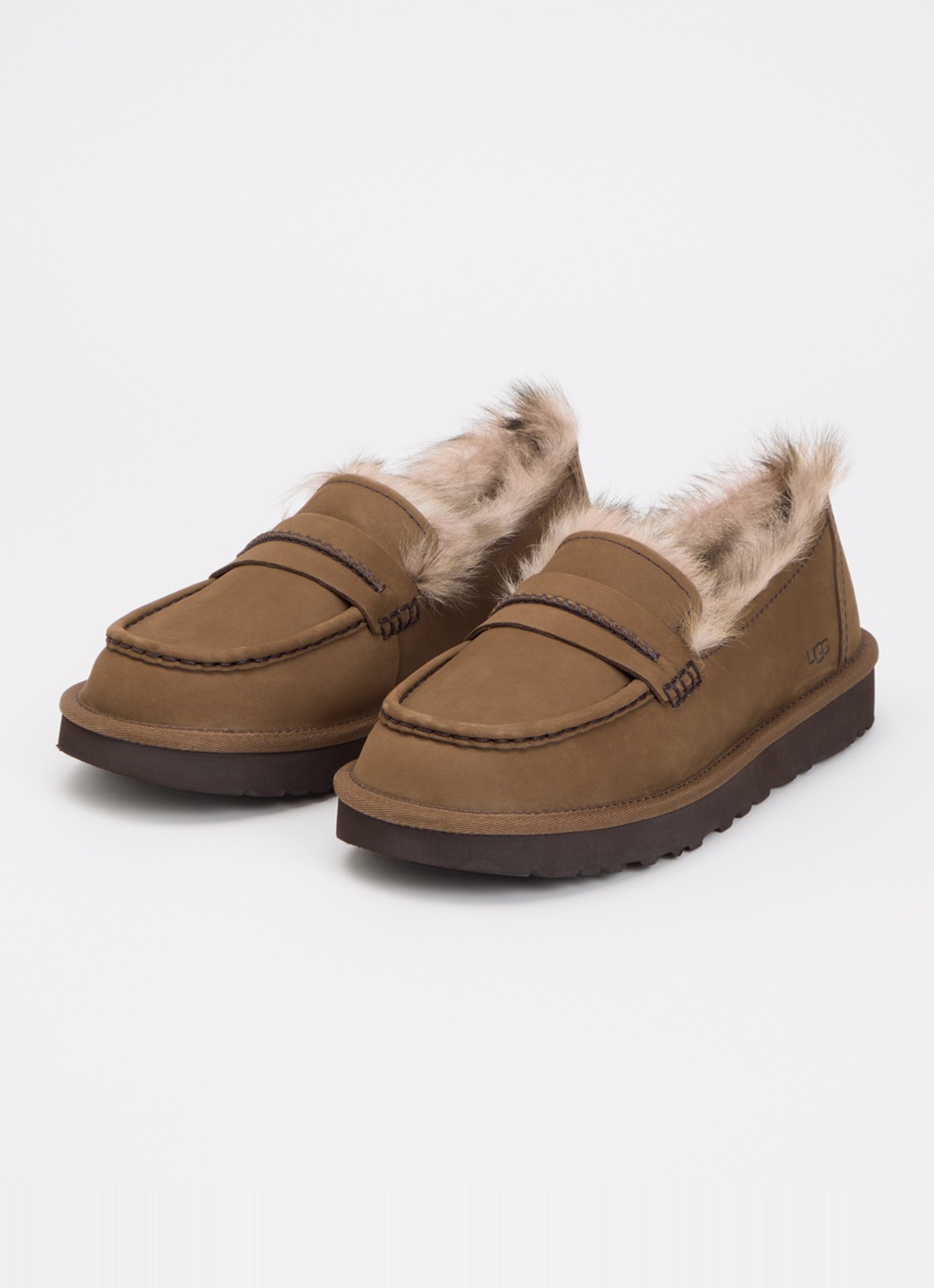 UGG Ellis loafer van nubuck - detail hazelnootbruin