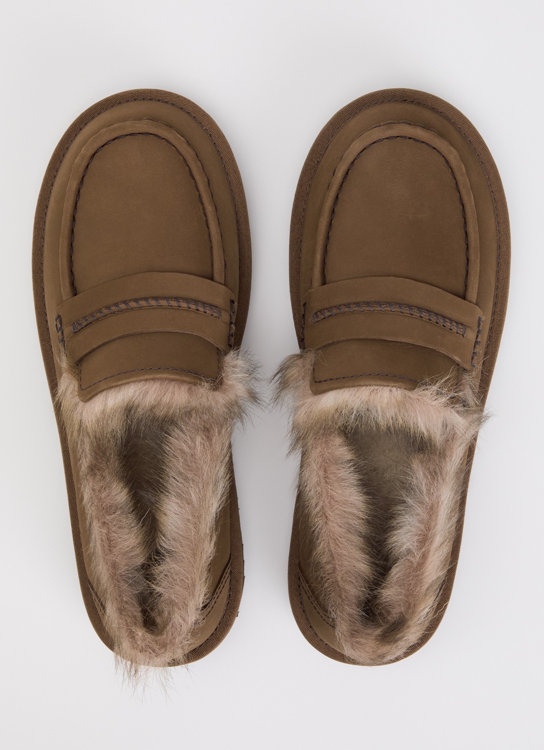 UGG Ellis loafer van nubuck - detail 2 hazelnootbruin
