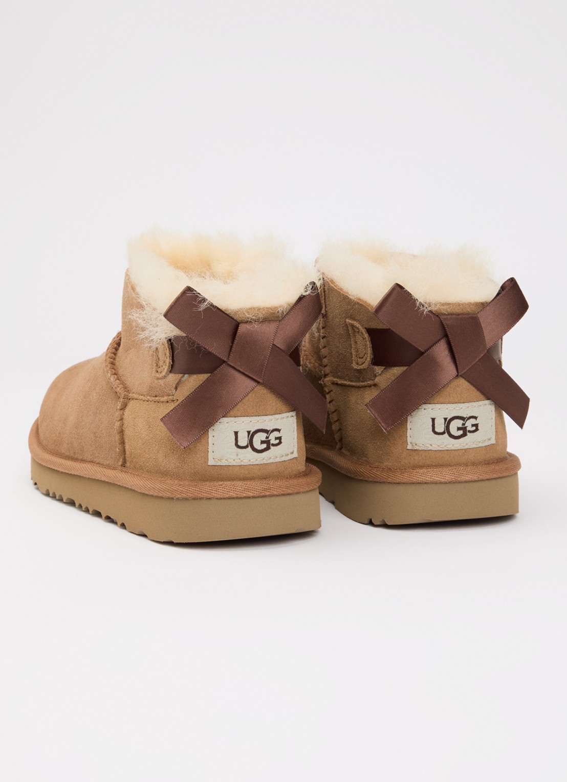 UGG K Ultra Mini Bailey enkellaarsje van suède met strikdetail - achterkant camel