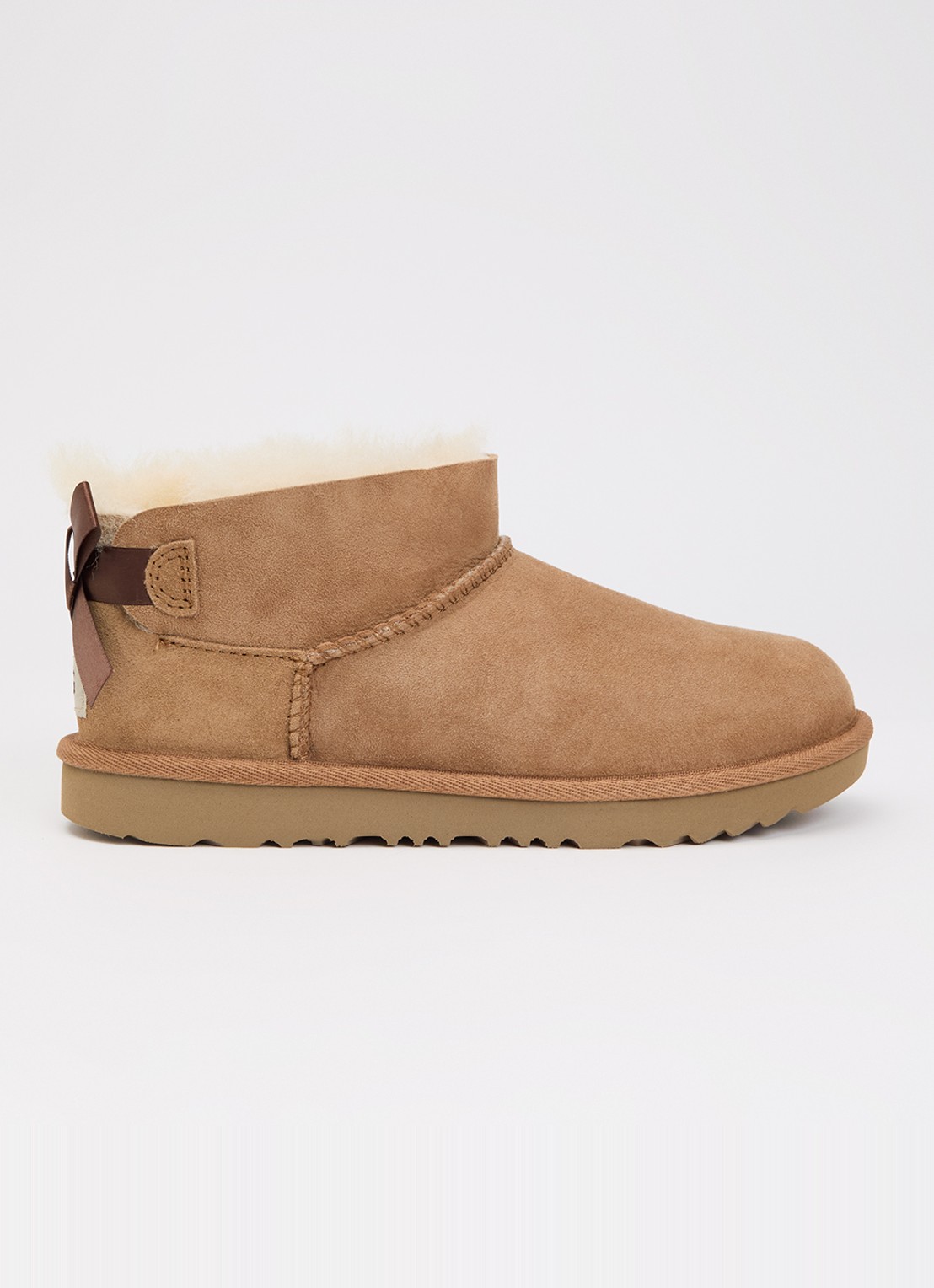 UGG K Ultra Mini Bailey enkellaarsje van suède met strikdetail - voorkant 2 camel