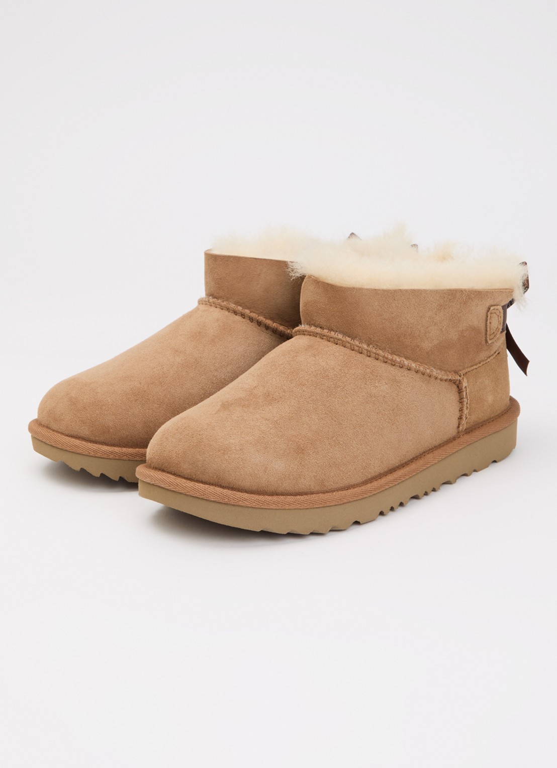 UGG K Ultra Mini Bailey enkellaarsje van suède met strikdetail - voorkant 3 camel