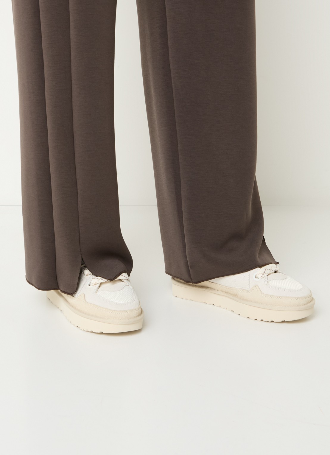 UGG Lo Lowmel sneaker van suède met mesh details - voorkant 6 beige