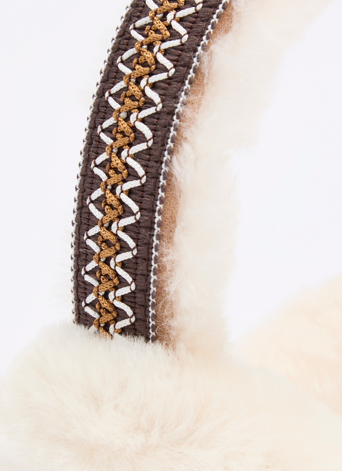 UGG Oorwarmers van schapenvacht - detail 2 ivoor
