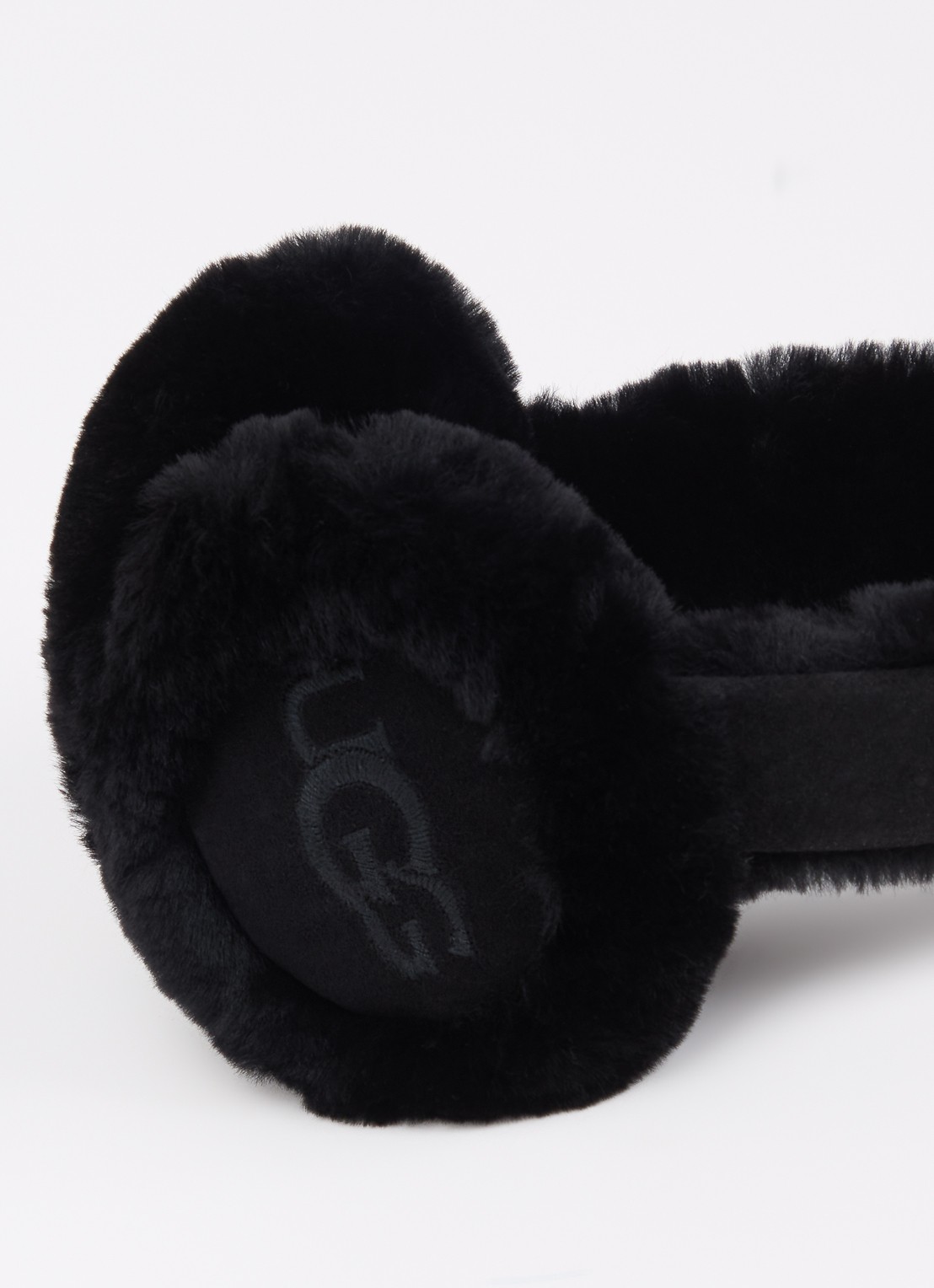 UGG Oorwarmers van suède met schapenvacht - detail zwart