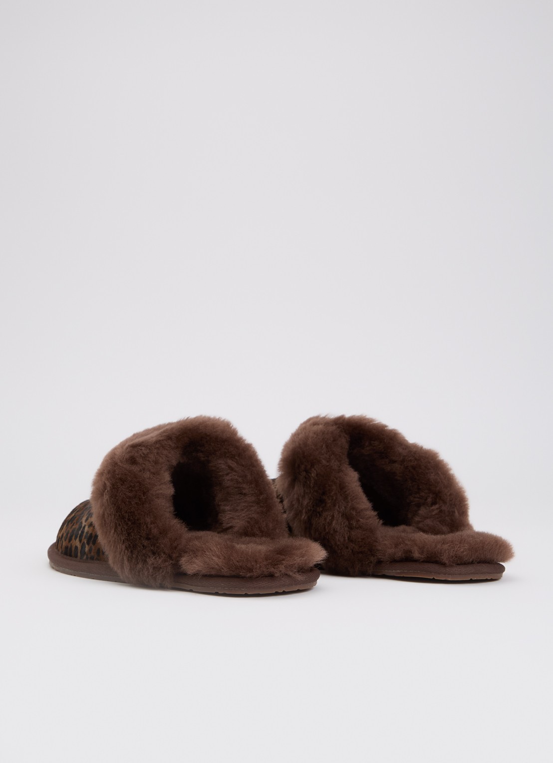 UGG Scuffette Caspian pantoffel van kalfsvacht met panterprint - achterkant 2 donkerbruin