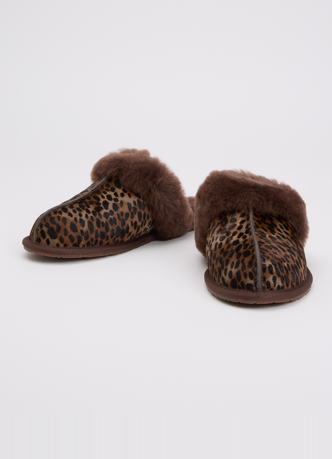 UGG Scuffette Caspian pantoffel van kalfsvacht met panterprint - detail 3 donkerbruin