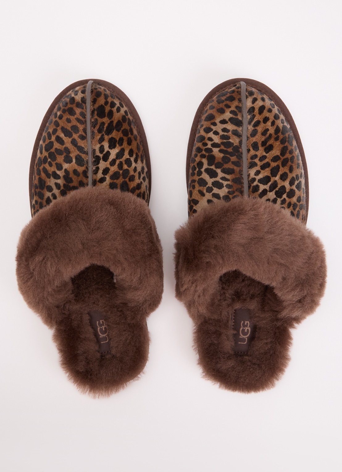 UGG Scuffette Caspian pantoffel van kalfsvacht met panterprint - detail 4 donkerbruin