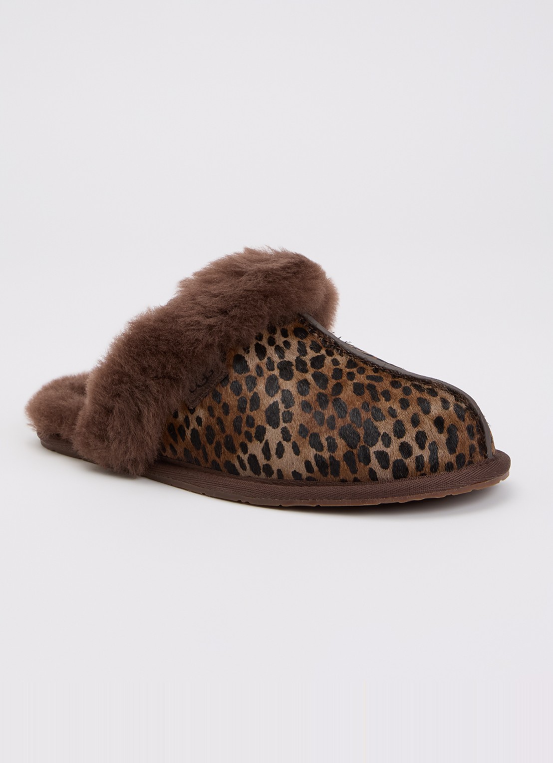 UGG Scuffette Caspian pantoffel van kalfsvacht met panterprint - voorkant donkerbruin